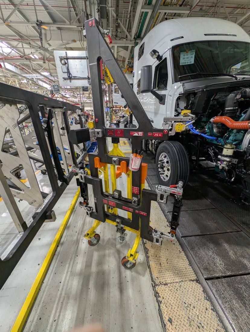 Automated manufacturing cell